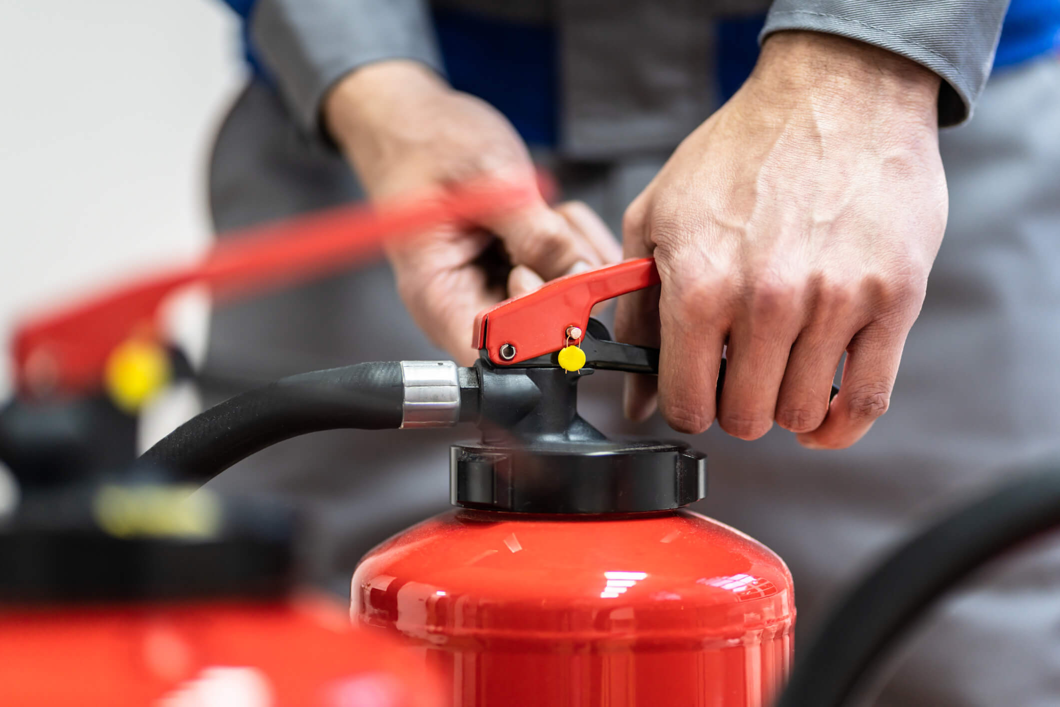 Apprendre à manipuler un extincteur, tout d'abord acquérir des notions de base sur la manière dont un feu se déclare, sur les différents types de feu, sur les agents extincteurs, et sur le fonctionnement d’un extincteur. Au cours de cette formation, des extincteurs seront manipulés et utilisés sur feu réel.